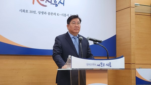 김봉호 변호사가 이번 총선에서 후보자등록을 하지 않고 하차선언을 했다.