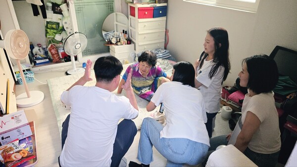 연예인 자선봉사단 ‘더 브릿지’와 배곧2동 주민자치회는 취약계층과 지역 어르신을 대상으로 22일 봉사활동을 전개했다.