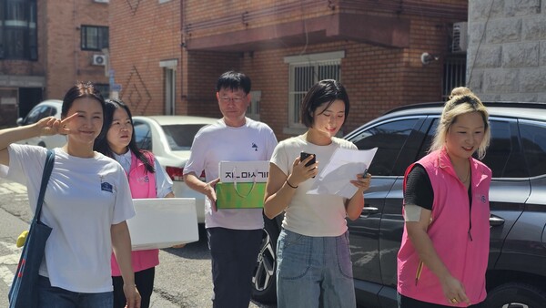 연예인 자선봉사단 ‘더 브릿지’와 배곧2동 주민자치회는 취약계층과 지역 어르신을 대상으로 22일 봉사활동을 전개했다.