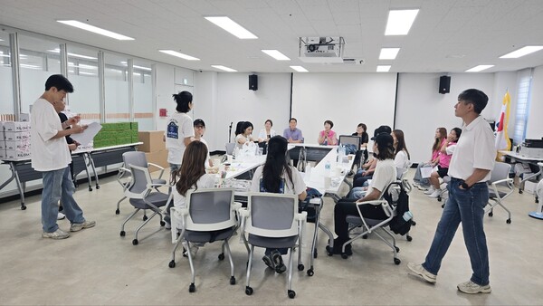 연예인 자선봉사단 ‘더 브릿지’와 배곧2동 주민자치회는 취약계층과 지역 어르신을 대상으로 22일 봉사활동을 전개했다.